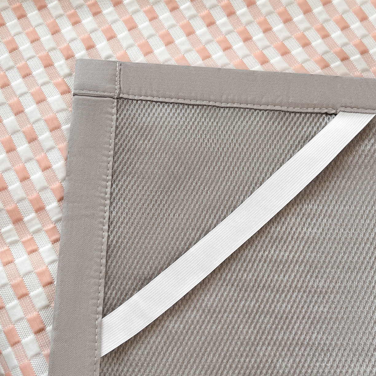 91家纺网 家纺一手货源 找家纺 摩妮卡 2026新款豆豆冰丝席PE高分子凉感学生床软席凉席上下铺三件套 格韵-白粉