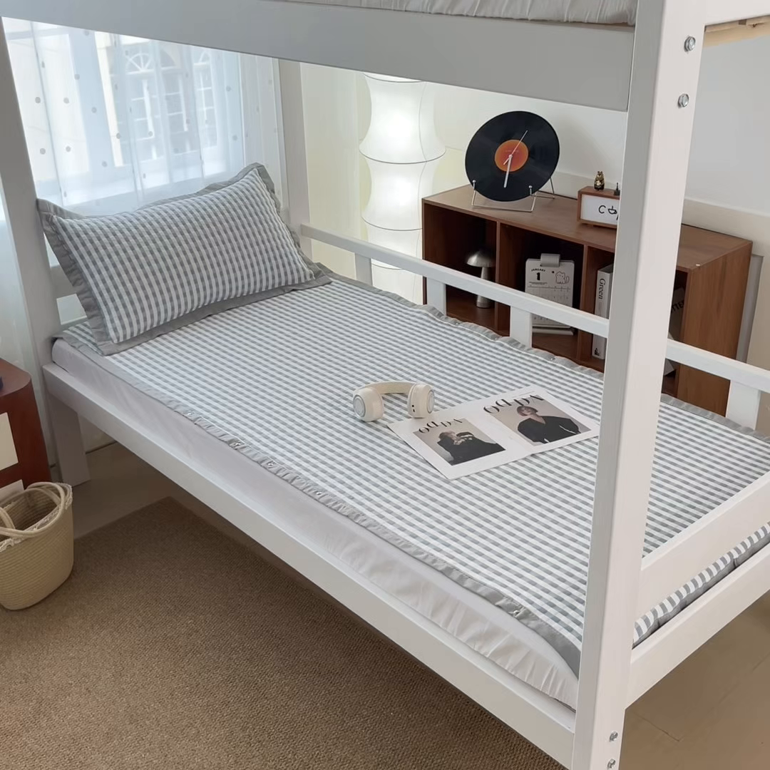 91家纺网 家纺一手货源 找家纺 摩妮卡 2026新款豆豆冰丝席PE高分子凉感学生床软席凉席上下铺三件套 格韵-白蓝