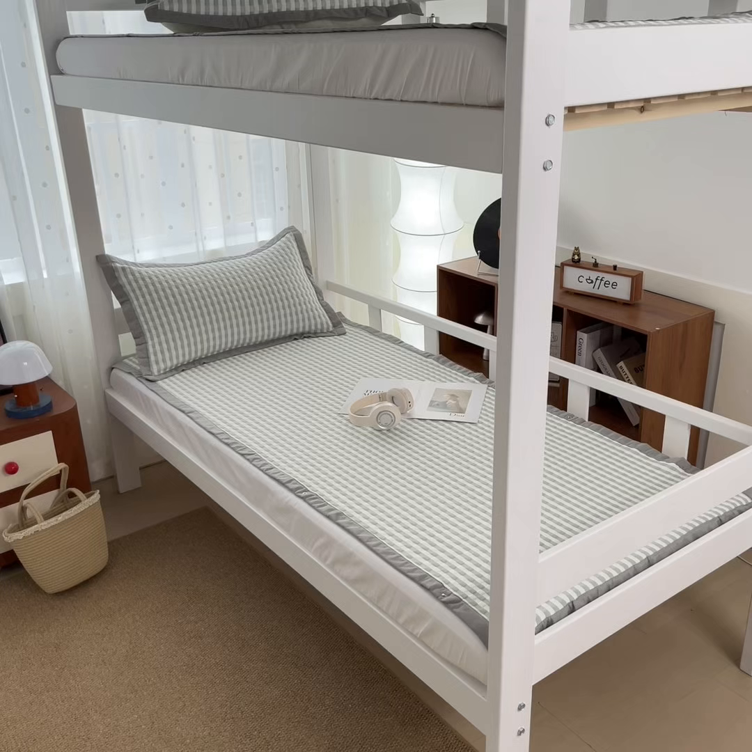 91家纺网 家纺一手货源 找家纺 摩妮卡 2026新款豆豆冰丝席PE高分子凉感学生床软席凉席上下铺三件套 格韵-白绿