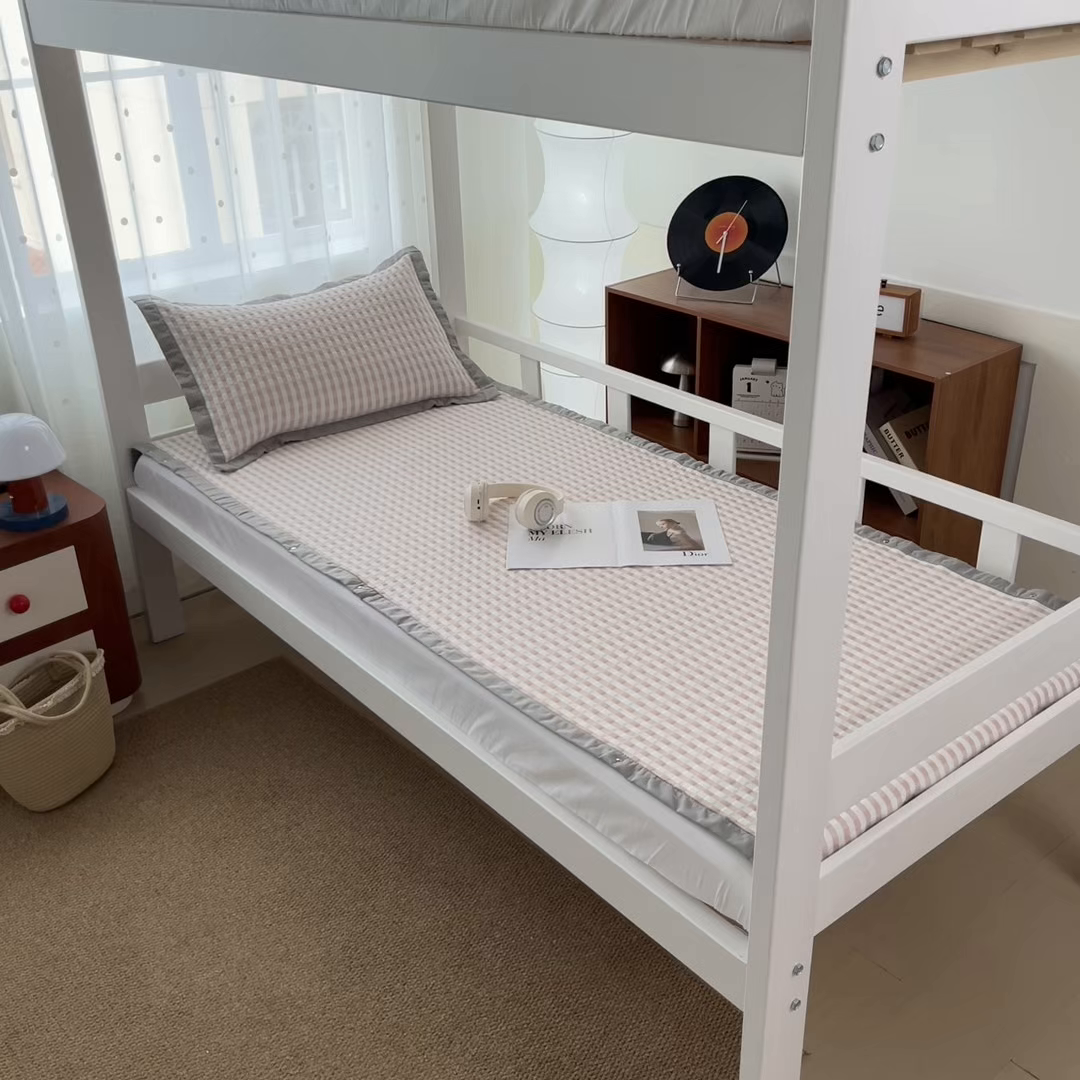 91家纺网 家纺一手货源 找家纺 （总）摩妮卡 2026新款豆豆冰丝席PE高分子凉感学生床软席凉席上下铺三件套