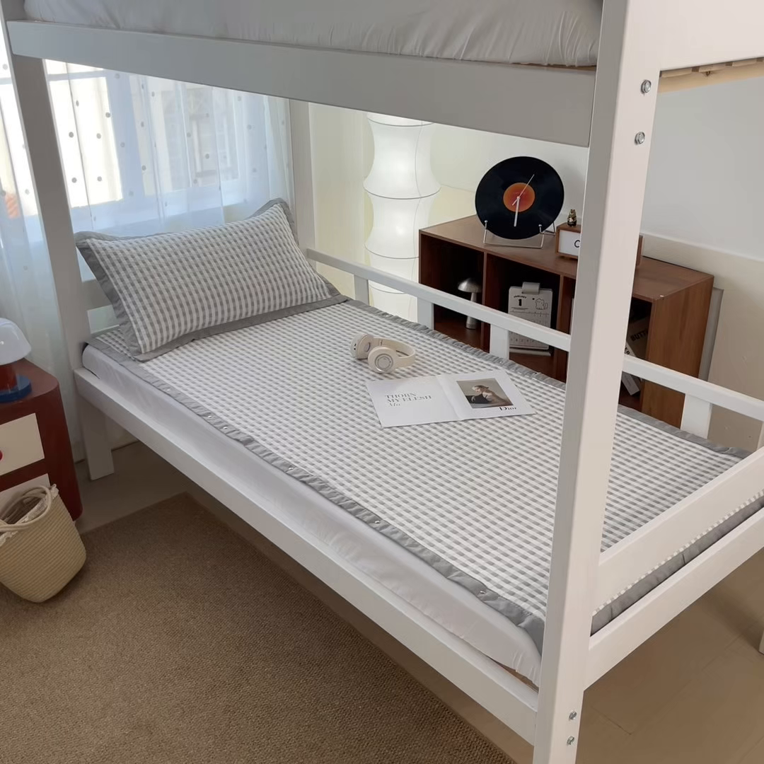 91家纺网 家纺一手货源 找家纺 摩妮卡 2026新款豆豆冰丝席PE高分子凉感学生床软席凉席上下铺三件套 格韵-白灰