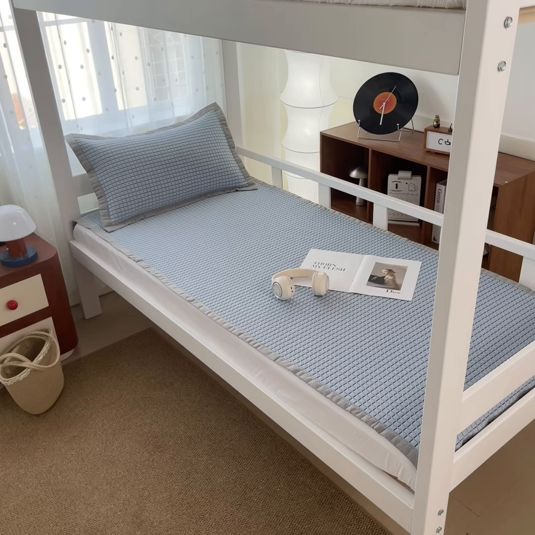 91家纺网 家纺一手货源 找家纺 摩妮卡 2026新款豆豆冰丝席PE高分子凉感学生床软席凉席上下铺三件套 序格-浅蓝