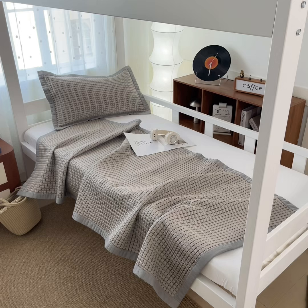 91家纺网 家纺一手货源 找家纺 摩妮卡 2026新款豆豆冰丝席PE高分子凉感学生床软席凉席上下铺三件套 序格-摩卡