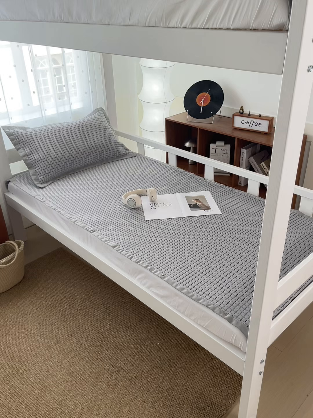 91家纺网 家纺一手货源 找家纺 摩妮卡 2026新款豆豆冰丝席PE高分子凉感学生床软席凉席上下铺三件套 序格-雾灰