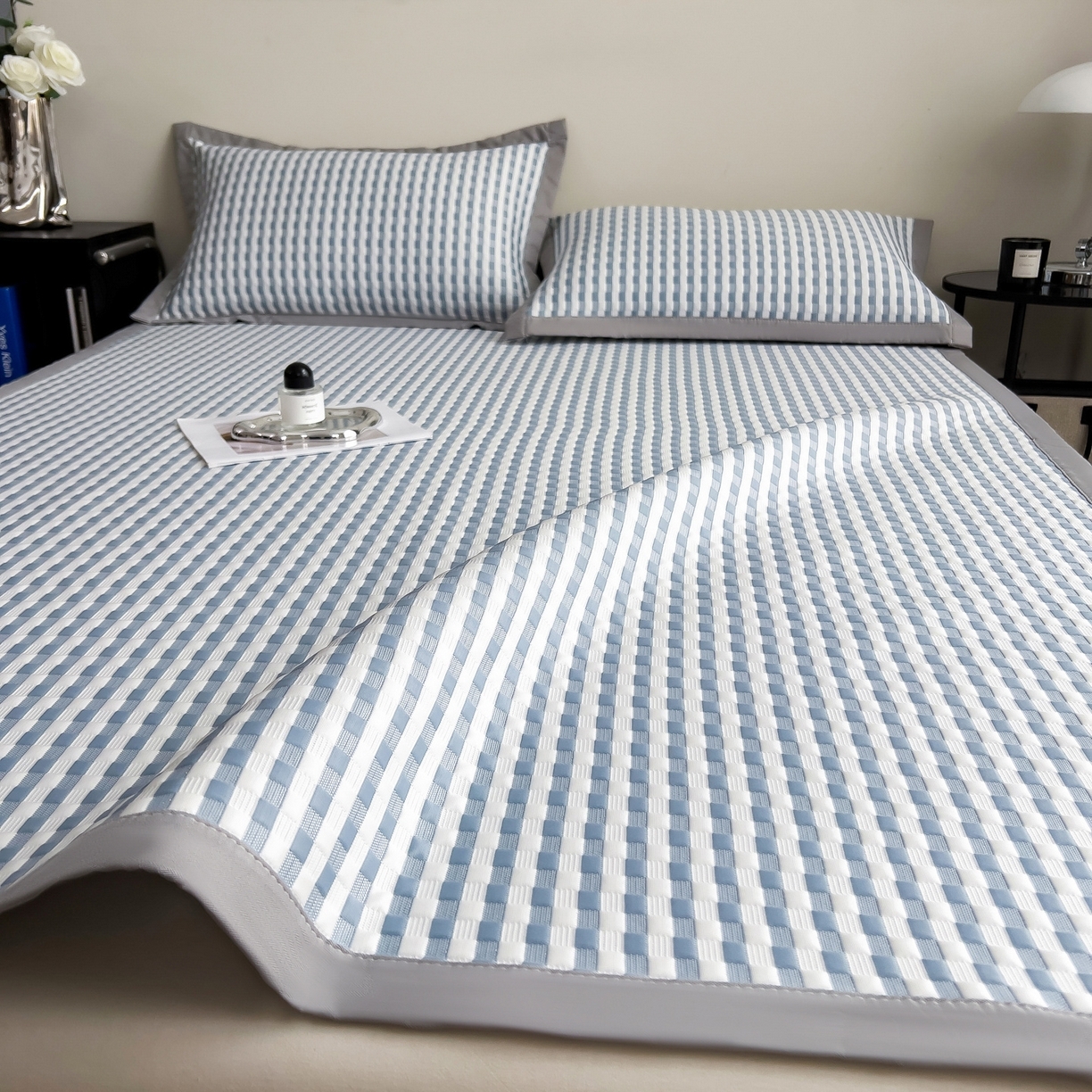 91家纺网 家纺一手货源 找家纺 （总）摩妮卡 2026新款PE高分子凉感值过0.25格子豆豆软席三件套冰丝席-床席款