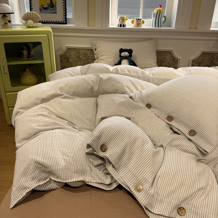 91家纺网 家纺一手货源 找家纺 水墨江南 2026新款无印风水洗提花纽扣款四件套 月光灰条