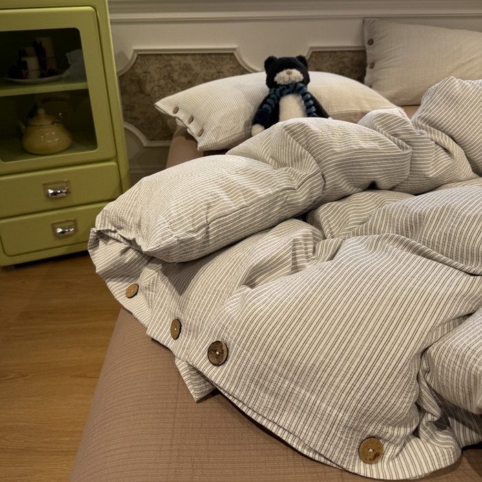 91家纺网 家纺一手货源 找家纺 水墨江南 2026新款无印风水洗提花纽扣款四件套 月光灰条