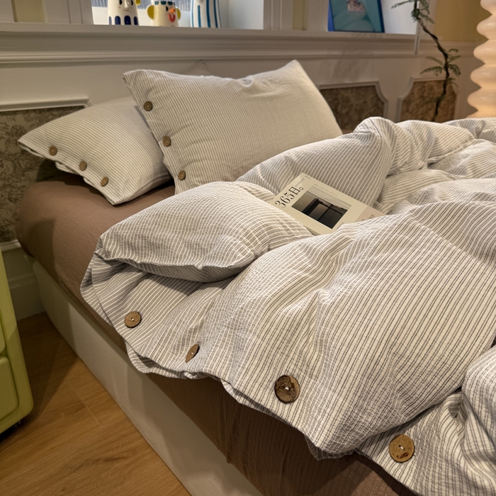 91家纺网 家纺一手货源 找家纺 水墨江南 2026新款无印风水洗提花纽扣款四件套 月光灰条