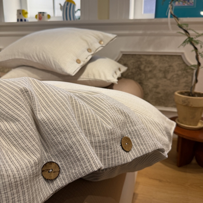 91家纺网 家纺一手货源 找家纺 水墨江南 2026新款无印风水洗提花纽扣款四件套 月光灰条