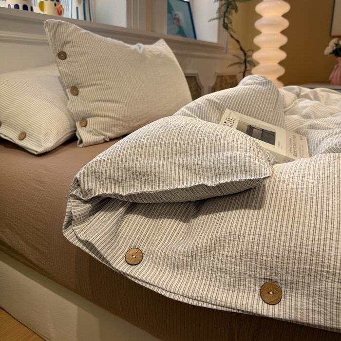 91家纺网 家纺一手货源 找家纺 水墨江南 2026新款无印风水洗提花纽扣款四件套 月光灰条