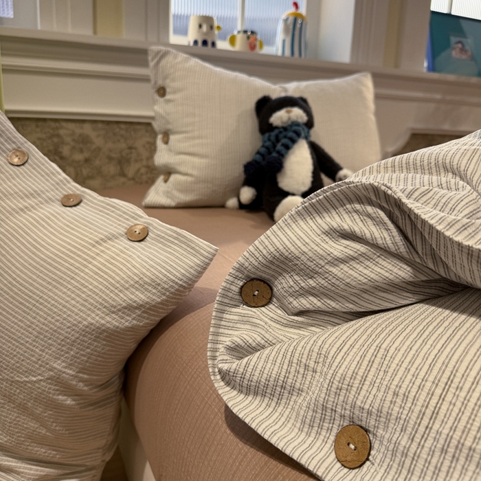 91家纺网 家纺一手货源 找家纺 水墨江南 2026新款无印风水洗提花纽扣款四件套 月光灰条