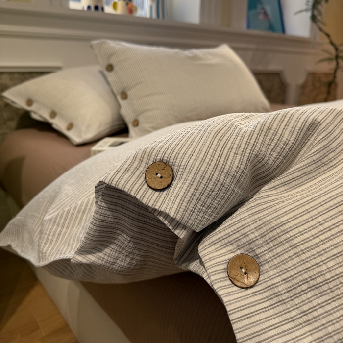 91家纺网 家纺一手货源 找家纺 水墨江南 2026新款无印风水洗提花纽扣款四件套 月光灰条