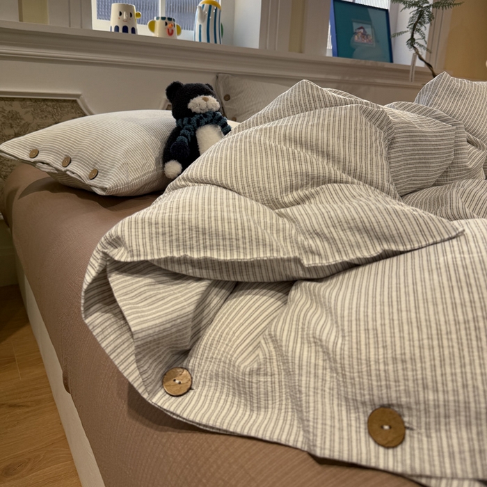 91家纺网 家纺一手货源 找家纺 水墨江南 2026新款无印风水洗提花纽扣款四件套 月光灰条