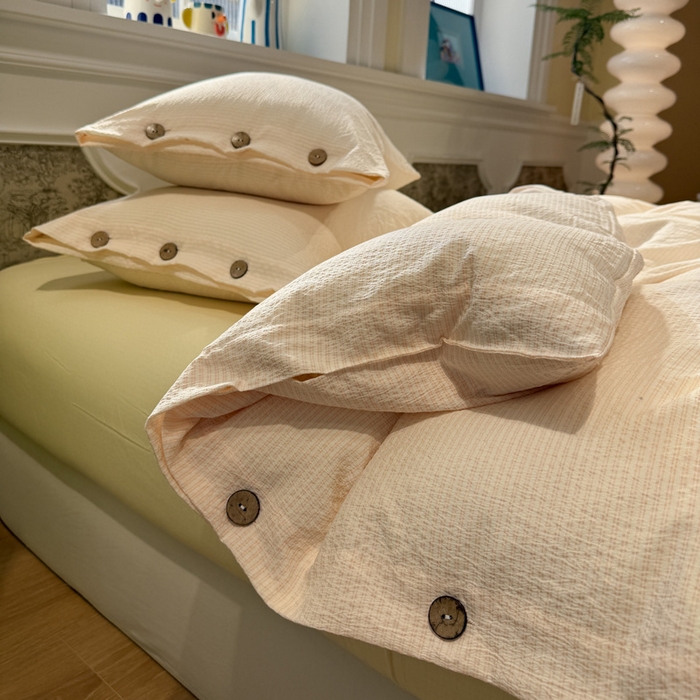 91家纺网 家纺一手货源 找家纺 水墨江南 2026新款无印风水洗提花纽扣款四件套 蜜粉条-黄