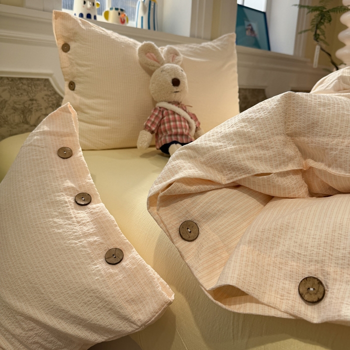 91家纺网 家纺一手货源 找家纺 水墨江南 2026新款无印风水洗提花纽扣款四件套 蜜粉条-黄