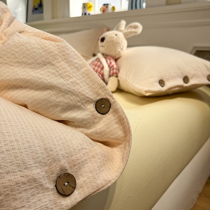 91家纺网 家纺一手货源 找家纺 水墨江南 2026新款无印风水洗提花纽扣款四件套 蜜粉条-黄