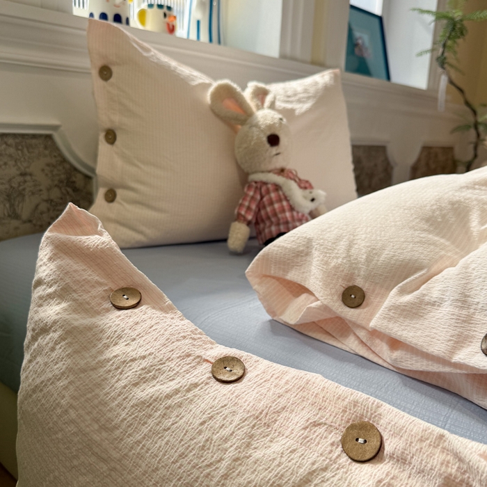 91家纺网 家纺一手货源 找家纺 水墨江南 2026新款无印风水洗提花纽扣款四件套 蜜粉条-蓝