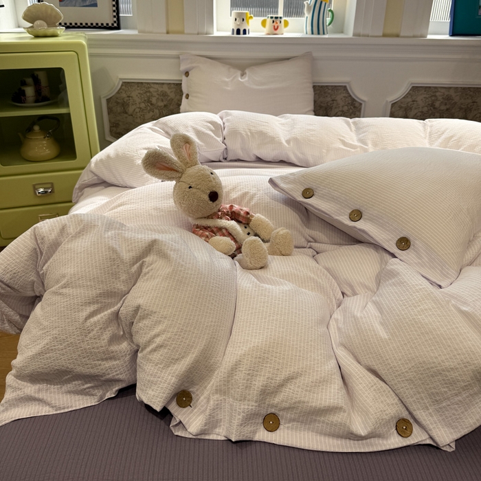 91家纺网 家纺一手货源 找家纺 水墨江南 2026新款无印风水洗提花纽扣款四件套 芋泥紫条