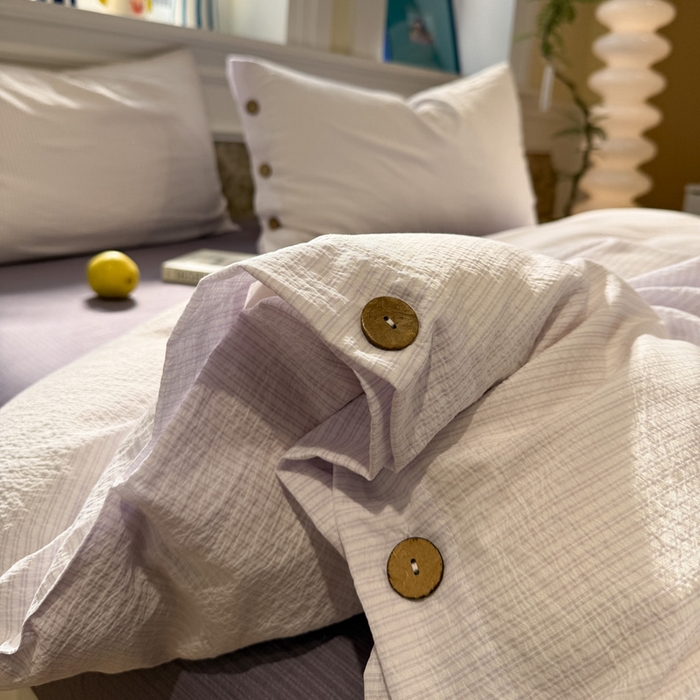 91家纺网 家纺一手货源 找家纺 水墨江南 2026新款无印风水洗提花纽扣款四件套 芋泥紫条