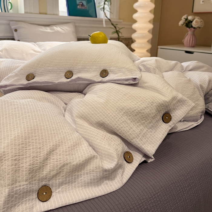 91家纺网 家纺一手货源 找家纺 水墨江南 2026新款无印风水洗提花纽扣款四件套 芋泥紫条