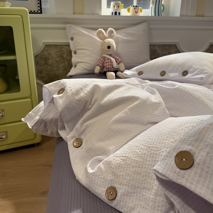 91家纺网 家纺一手货源 找家纺 水墨江南 2026新款无印风水洗提花纽扣款四件套 芋泥紫条