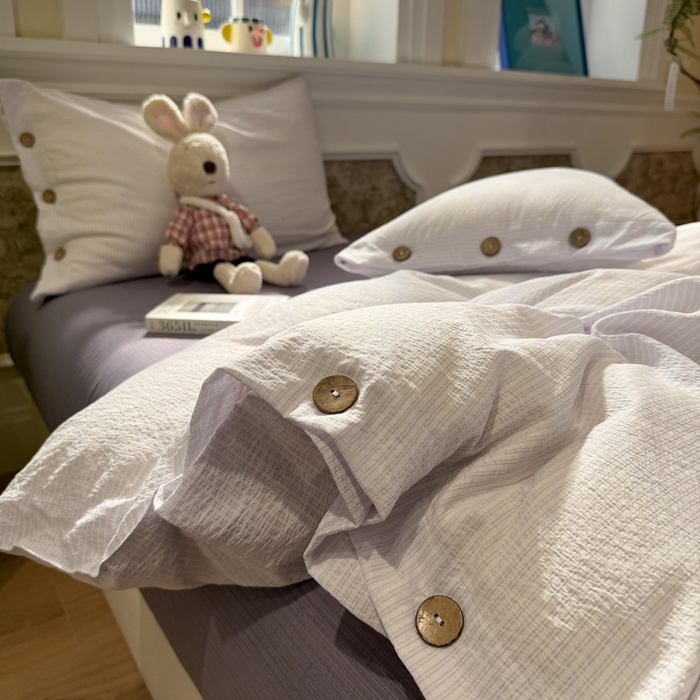 91家纺网 家纺一手货源 找家纺 水墨江南 2026新款无印风水洗提花纽扣款四件套 芋泥紫条