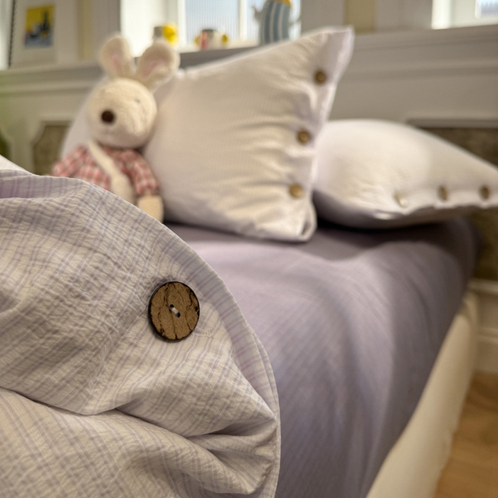 91家纺网 家纺一手货源 找家纺 水墨江南 2026新款无印风水洗提花纽扣款四件套 芋泥紫条