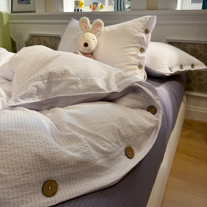 91家纺网 家纺一手货源 找家纺 水墨江南 2026新款无印风水洗提花纽扣款四件套 芋泥紫条