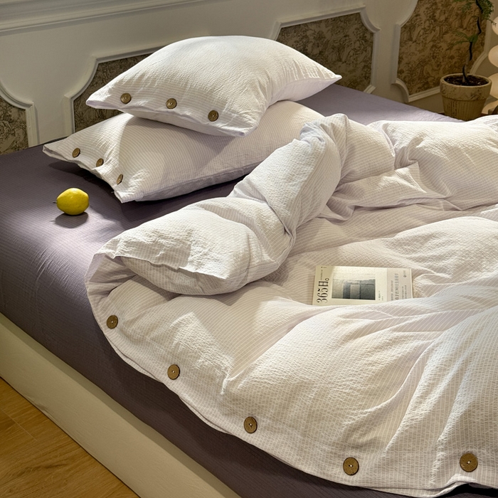 91家纺网 家纺一手货源 找家纺 水墨江南 2026新款无印风水洗提花纽扣款四件套 芋泥紫条