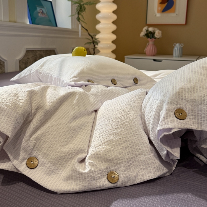 91家纺网 家纺一手货源 找家纺 水墨江南 2026新款无印风水洗提花纽扣款四件套 芋泥紫条