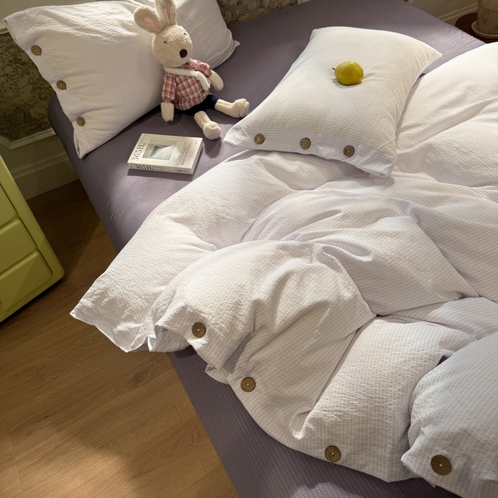 91家纺网 家纺一手货源 找家纺 水墨江南 2026新款无印风水洗提花纽扣款四件套 芋泥紫条