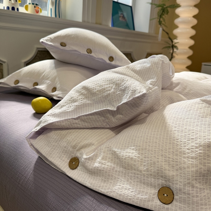 91家纺网 家纺一手货源 找家纺 水墨江南 2026新款无印风水洗提花纽扣款四件套 芋泥紫条