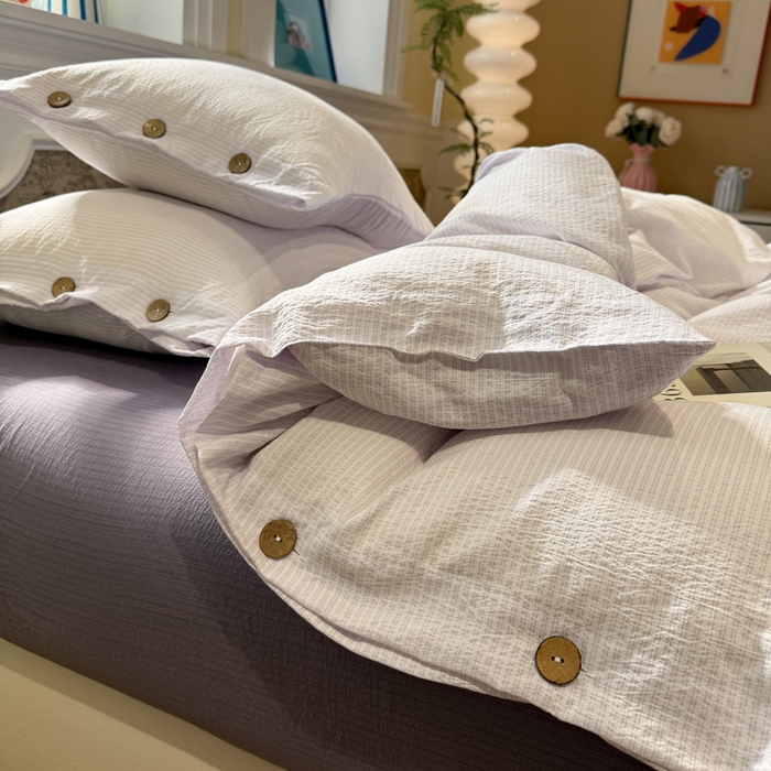 91家纺网 家纺一手货源 找家纺 水墨江南 2026新款无印风水洗提花纽扣款四件套 芋泥紫条