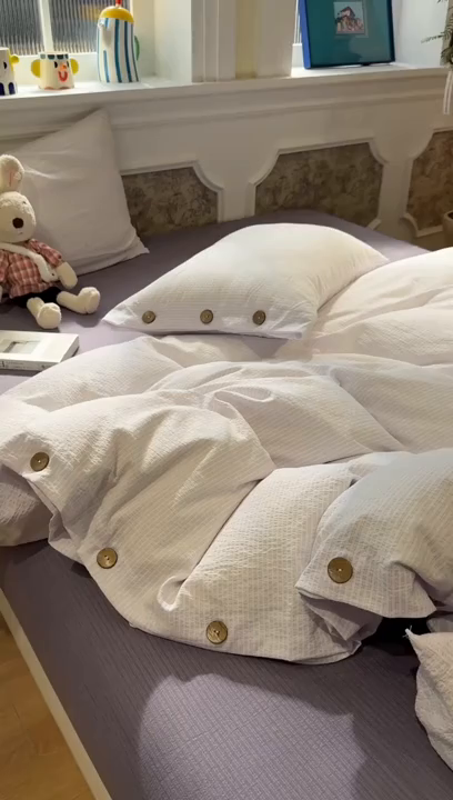 91家纺网 家纺一手货源 找家纺 水墨江南 2026新款无印风水洗提花纽扣款四件套 芋泥紫条