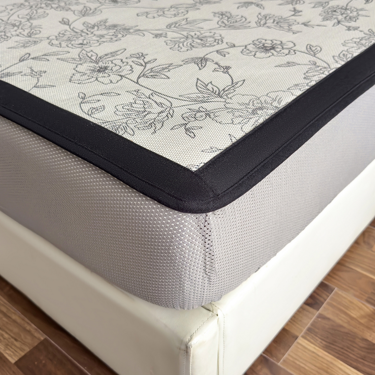 91家纺网 家纺一手货源 找家纺 圣比熊 2026新款高织密高品质印花冰藤凉席席子三件套 素描牡丹-床笠款