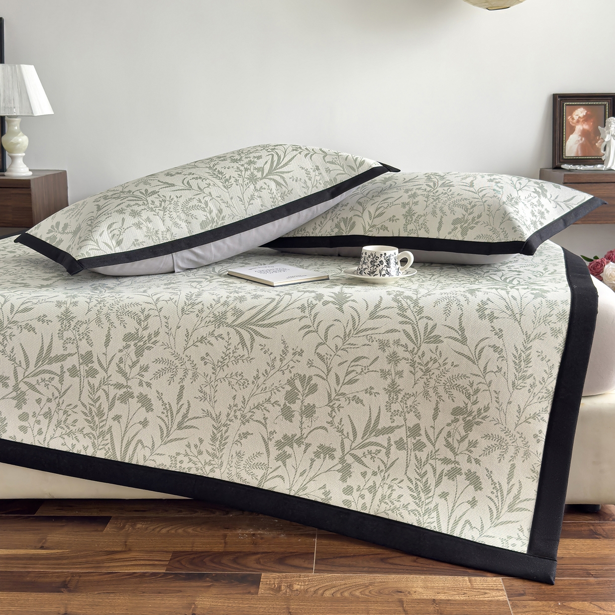 91家纺网 家纺一手货源 找家纺 圣比熊 2026新款高织密高品质印花冰藤凉席席子三件套 浅绿山野-床席款