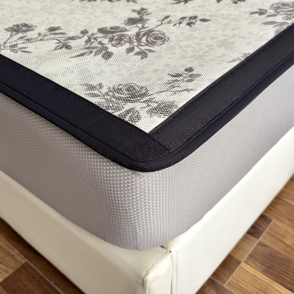 91家纺网 家纺一手货源 找家纺 圣比熊 2026新款高织密高品质印花冰藤凉席席子三件套 复古玫瑰-床笠款