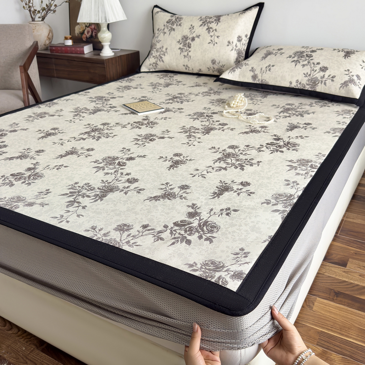 91家纺网 家纺一手货源 找家纺 圣比熊 2026新款高织密高品质印花冰藤凉席席子三件套 复古玫瑰-床笠款