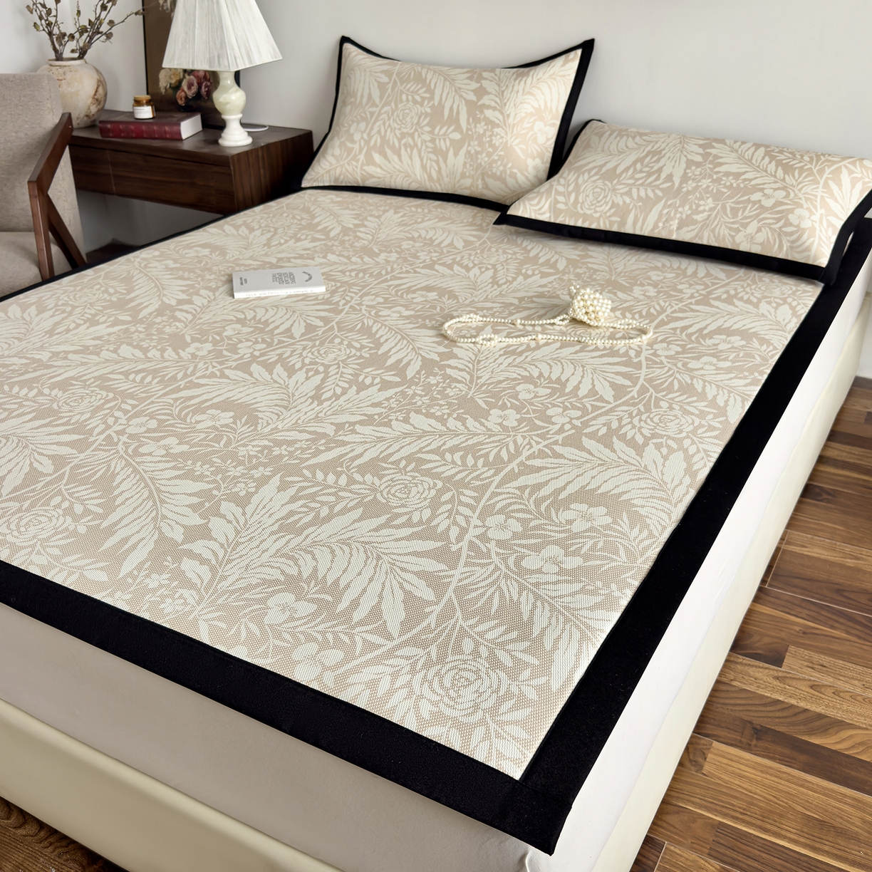 91家纺网 家纺一手货源 找家纺 圣比熊 2026新款高织密高品质印花冰藤凉席席子三件套 卡其叶纹-床席款