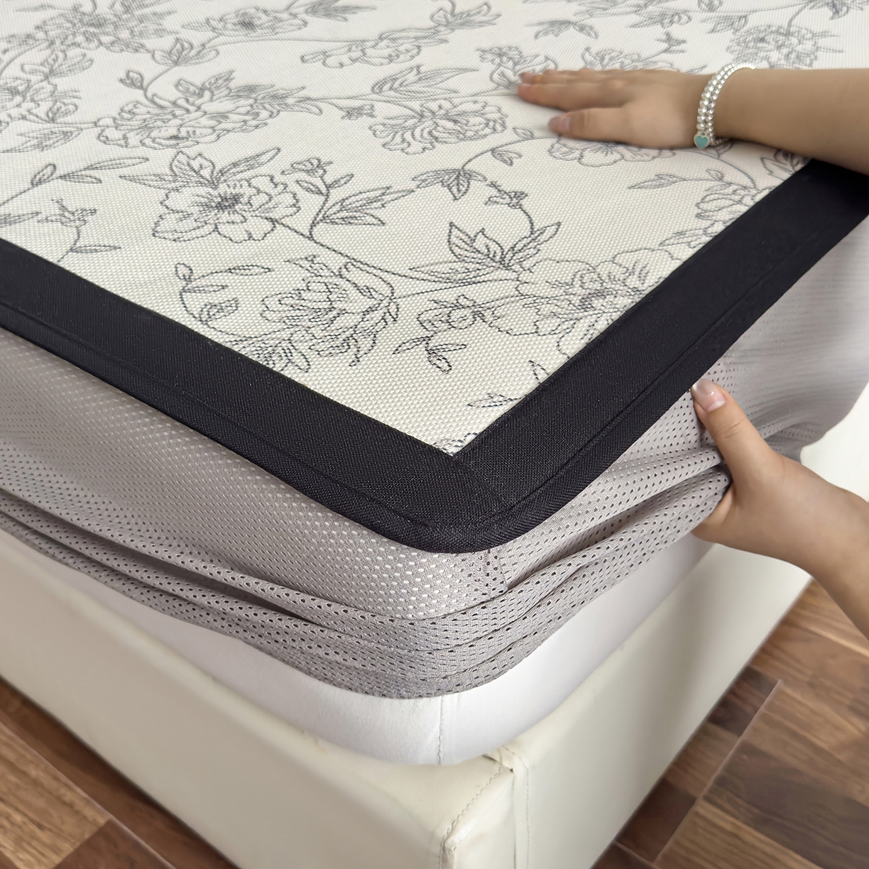 91家纺网 家纺一手货源 找家纺 圣比熊 2026新款高织密高品质印花冰藤凉席席子三件套 素描牡丹-床笠款