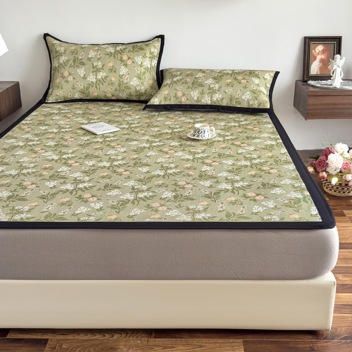 91家纺网 家纺一手货源 找家纺 圣比熊 2026新款高织密高品质印花冰藤凉席席子三件套 清醒小花-床笠款