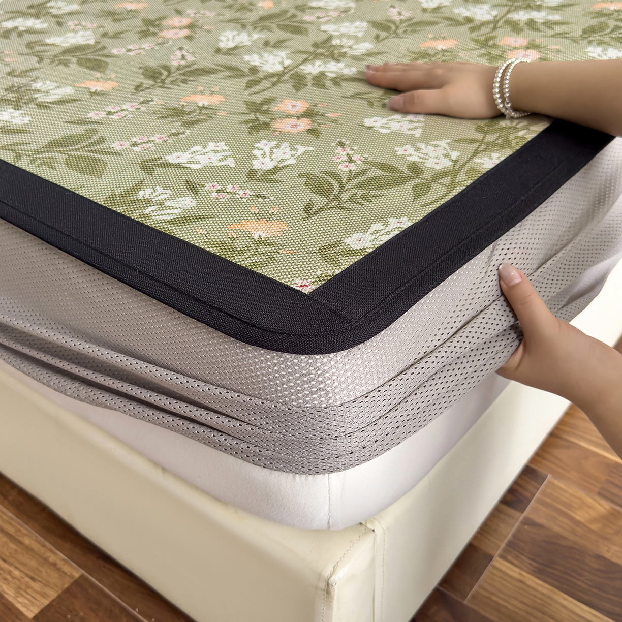 91家纺网 家纺一手货源 找家纺 圣比熊 2026新款高织密高品质印花冰藤凉席席子三件套 清醒小花-床笠款