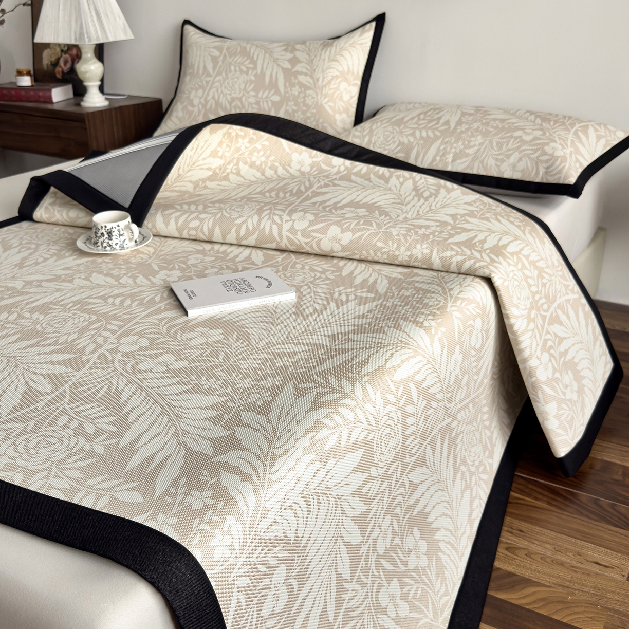 91家纺网 家纺一手货源 找家纺 圣比熊 2026新款高织密高品质印花冰藤凉席席子三件套 卡其叶纹-床席款