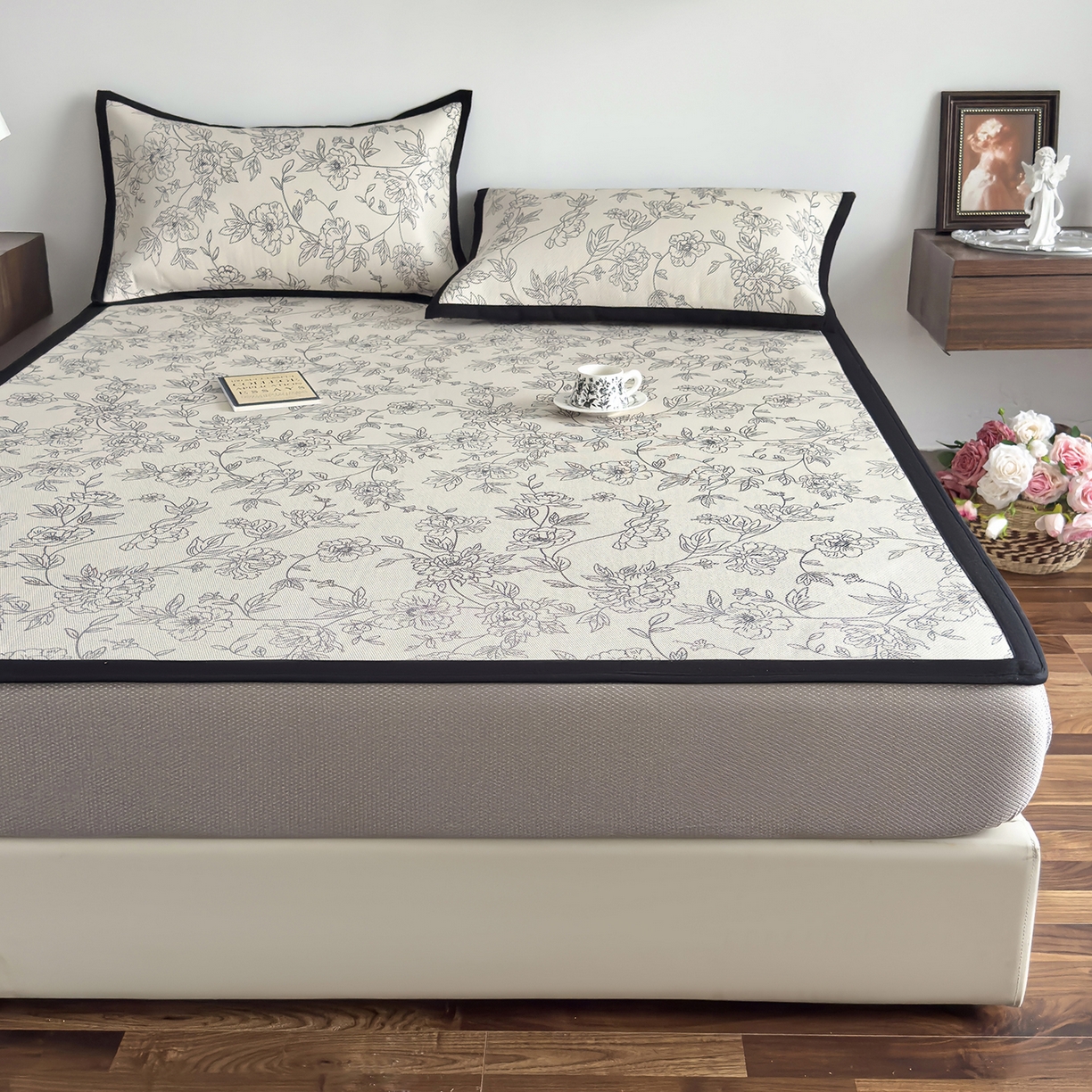 91家纺网 家纺一手货源 找家纺 圣比熊 2026新款高织密高品质印花冰藤凉席席子三件套 素描牡丹-床笠款