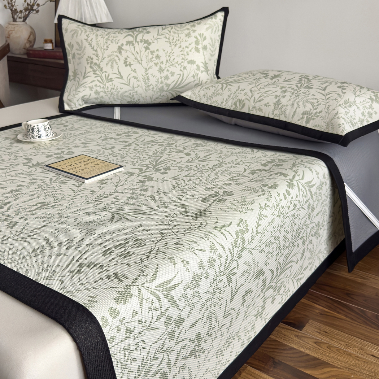 91家纺网 家纺一手货源 找家纺 圣比熊 2026新款高织密高品质印花冰藤凉席席子三件套 浅绿山野-床席款