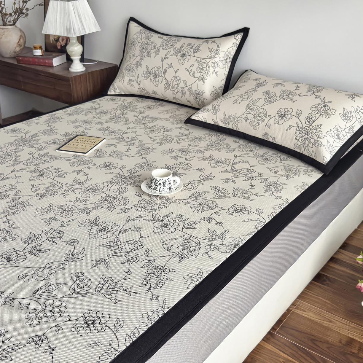 91家纺网 家纺一手货源 找家纺 圣比熊 2026新款高织密高品质印花冰藤凉席席子三件套 素描牡丹-床笠款