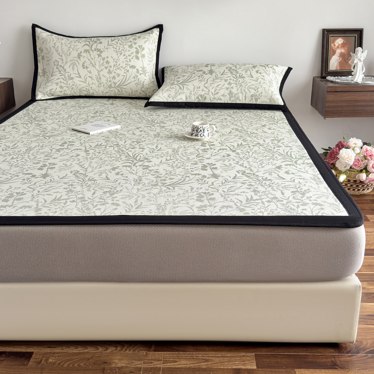 91家纺网 家纺一手货源 找家纺 圣比熊 2026新款高织密高品质印花冰藤凉席席子三件套 浅绿山野-床笠款