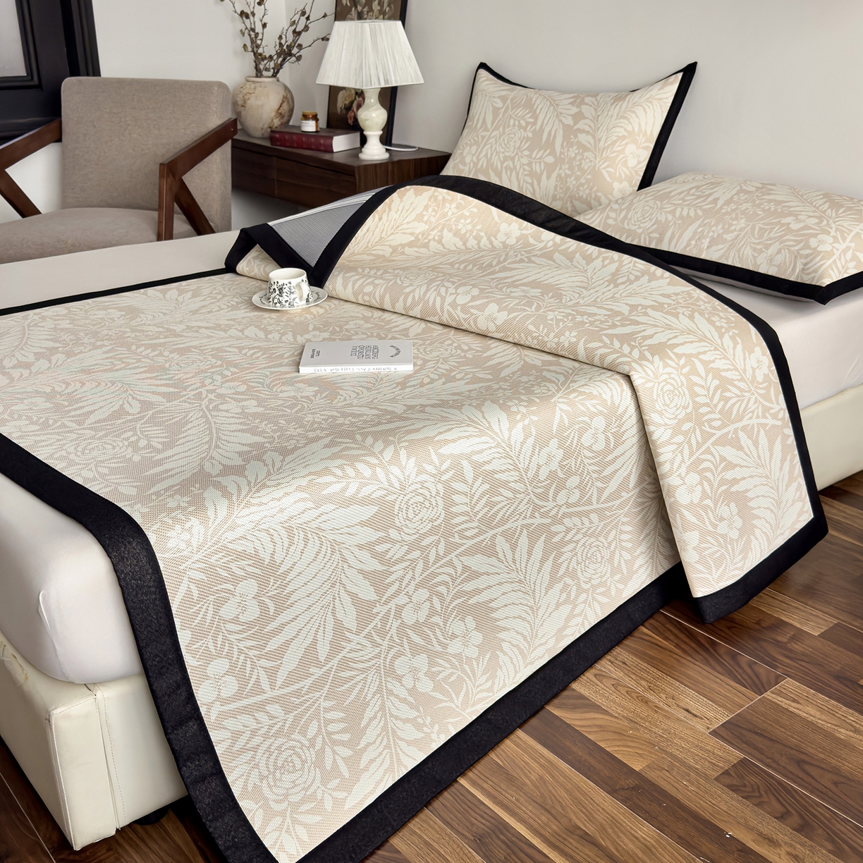 91家纺网 家纺一手货源 找家纺 圣比熊 2026新款高织密高品质印花冰藤凉席席子三件套 卡其叶纹-床席款