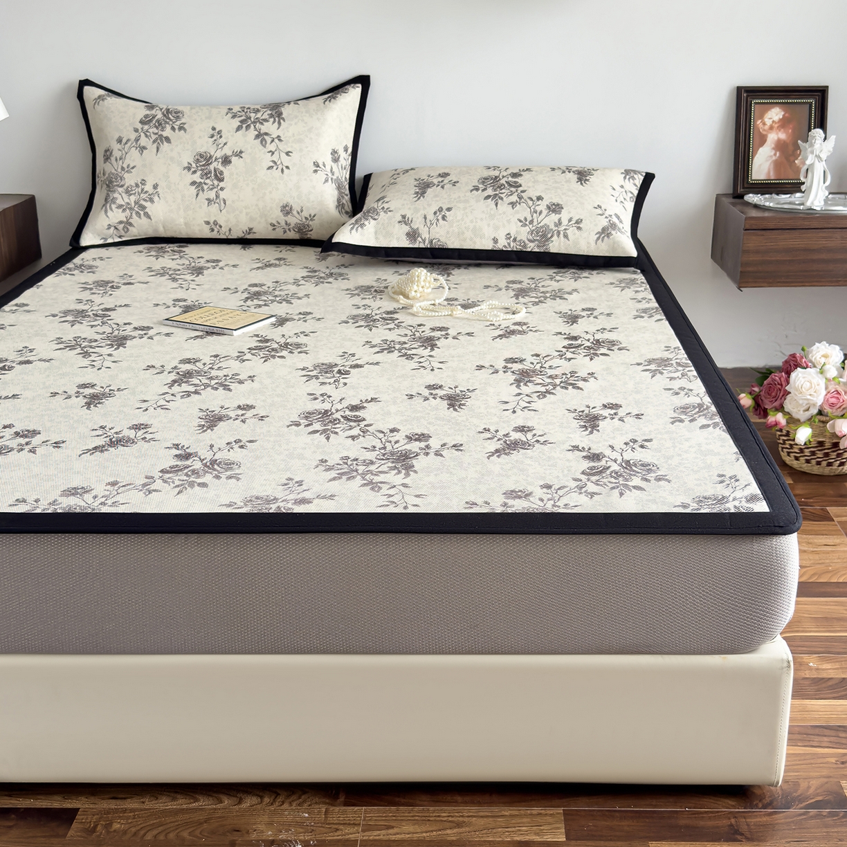 91家纺网 家纺一手货源 找家纺 圣比熊 2026新款高织密高品质印花冰藤凉席席子三件套 复古玫瑰-床笠款