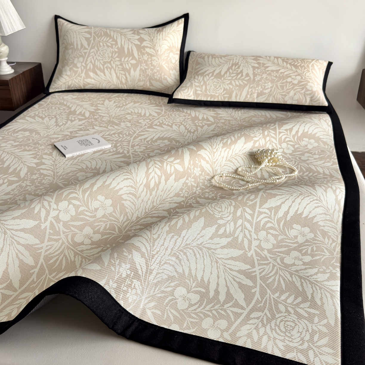 91家纺网 家纺一手货源 找家纺 圣比熊 2026新款高织密高品质印花冰藤凉席席子三件套 卡其叶纹-床席款